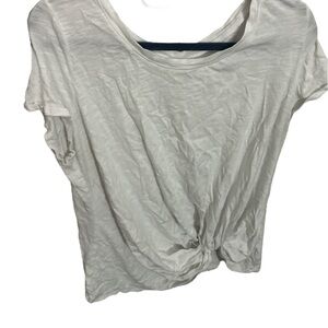 Maurice’s white short sleeve tee with knot on bottom side size 25 pit cute
